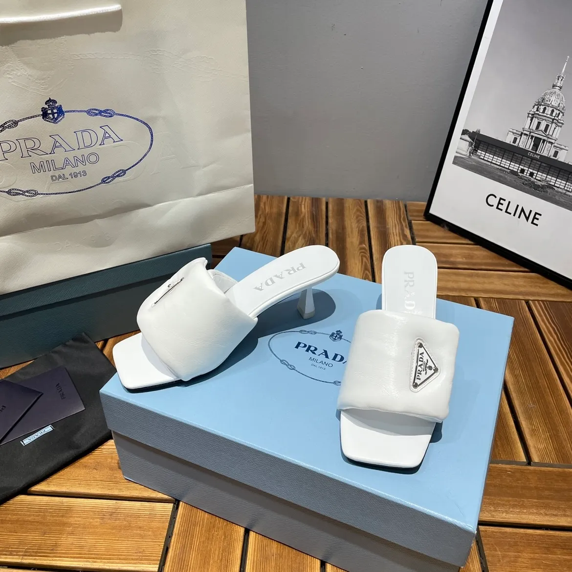 👟👟Ex-factory price 380👟👟 Prada/Prada 2023ss makes its debut🌟High-heeled square-toed slippers, triangular classic LOGO. 💥presents a classic silhouette. No matter what situation you face, the home court belongs only to you! 💪🏻 Fabric: Open edge beads, sheepskin lining, original Italian leather outsole Heel height: 6.5cm Code number: 35-39 (40 custom made, non-refundable)